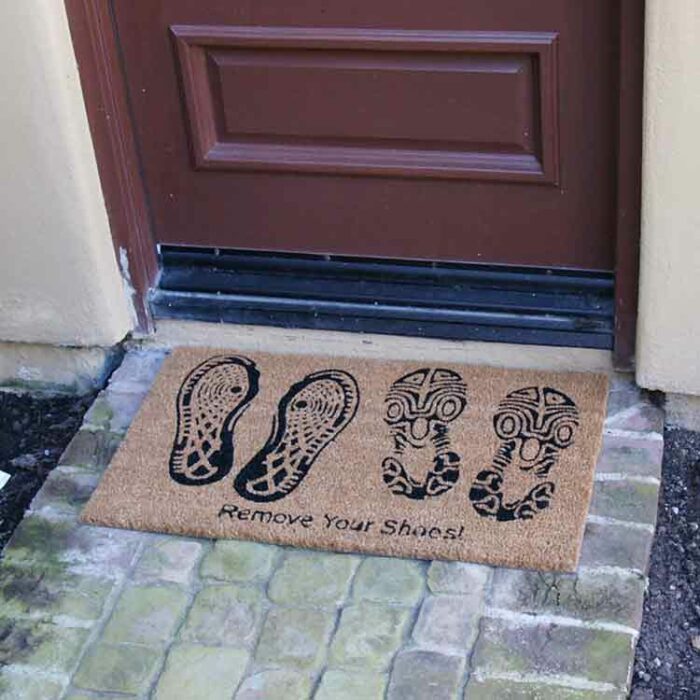 The doormat with request to remove your shoes with pictures of shoes